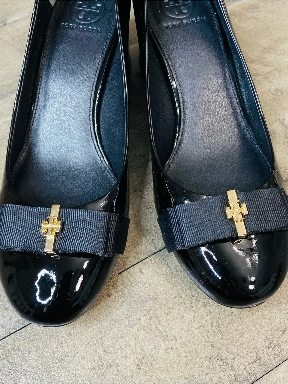 Tory Burch Black Patent Leather Trudy Block Heel Pumps Bow Gold Hardware Sz 7